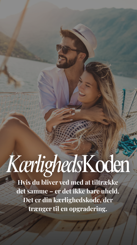 Par smiler og krammer på en båd i solen – illustration til onlinekurset KærlighedsKoden, der hjælper dig med at forstå og ændre dine kærlighedsmønstre.